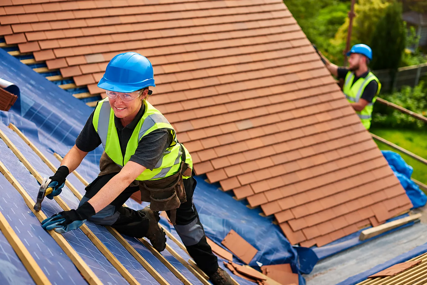 Couvreurs Matéa Habitat posant une toiture en tuiles